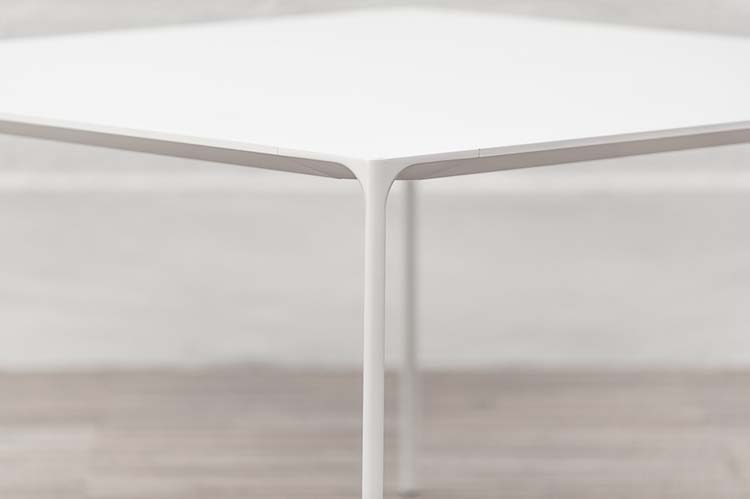 ARPER Nuur #0800 Table de réunion design Simon Pengelly B137xD137xH74 - fenix en stratifié blanc / aluminium blanc quatre pieds – Image 5