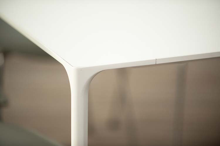 ARPER Nuur #0800 Table de réunion design Simon Pengelly B137xD137xH74 - fenix en stratifié blanc / aluminium blanc quatre pieds – Image 6