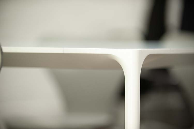ARPER Nuur #0800 Table de réunion design Simon Pengelly B137xD137xH74 - fenix en stratifié blanc / aluminium blanc quatre pieds – Image 7
