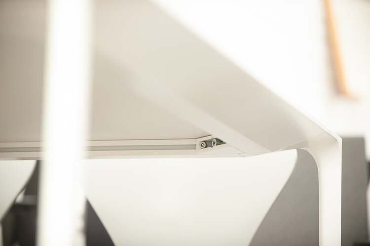 ARPER Nuur #0800 Table de réunion design Simon Pengelly B137xD137xH74 - fenix en stratifié blanc / aluminium blanc quatre pieds – Image 10