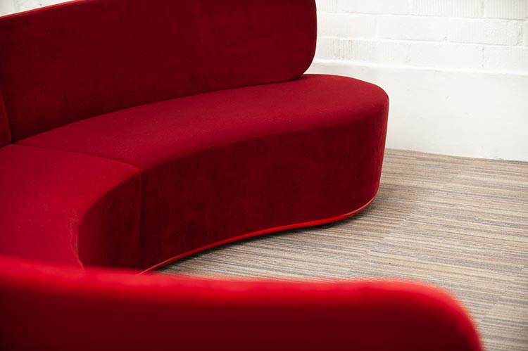 DEBERENN Pinto Lounge Sofa design David Fox - red velvet / black plastic four-leg - Image 6