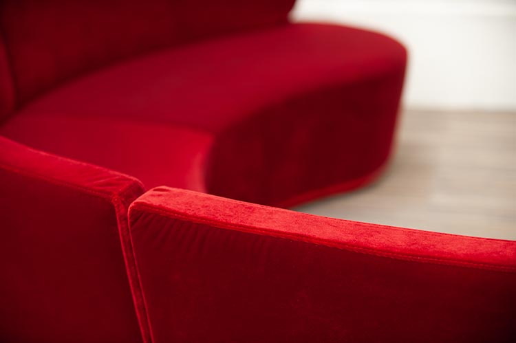 DEBERENN Pinto Lounge Sofa design David Fox - red velvet / black plastic four-leg - Image 7