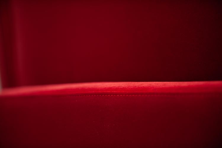 DEBERENN Pinto Lounge Sofa design David Fox - red velvet / black plastic four-leg - Image 13