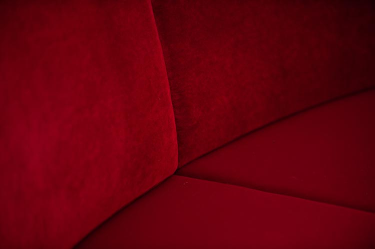DEBERENN Pinto Lounge Sofa design David Fox - red velvet / black plastic four-leg - Image 17