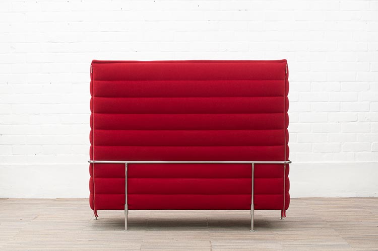 VITRA Alcove Sofa Banc 2 places design Ronan & Erwan Bouroullec B155xD88xH137 - tissu rouge et rouge foncé / chrome quatre pieds – Image 5