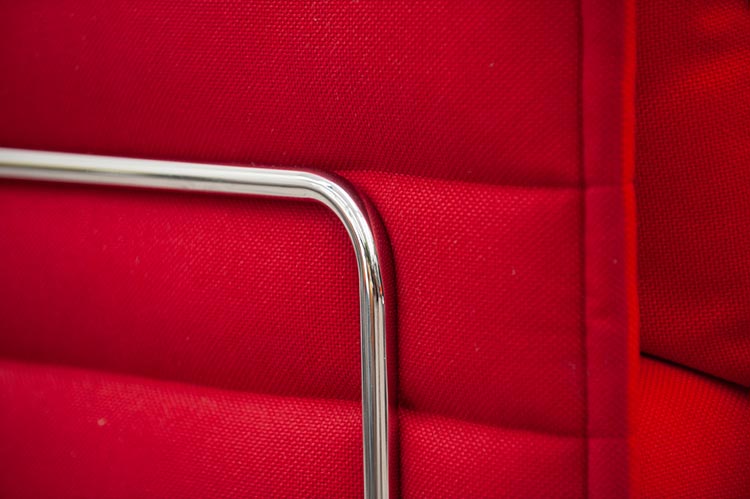 VITRA Alcove Sofa Banc 2 places design Ronan & Erwan Bouroullec B155xD88xH137 - tissu rouge et rouge foncé / chrome quatre pieds – Image 9