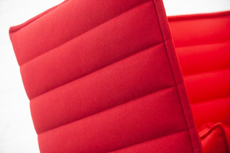 VITRA Alcove Sofa Banc 2 places design Ronan & Erwan Bouroullec B155xD88xH137 - tissu rouge et rouge foncé / chrome quatre pieds – Image 10
