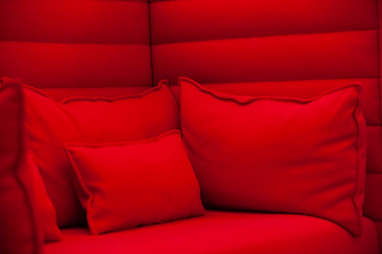 VITRA Alcove Sofa Banc 2 places design Ronan & Erwan Bouroullec B155xD88xH137 - tissu rouge et rouge foncé / chrome quatre pieds – Image 11
