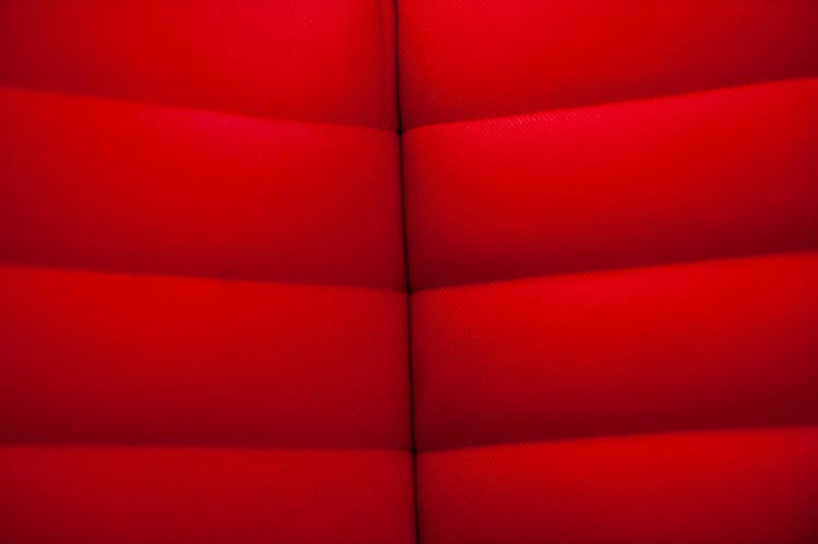 VITRA Alcove Sofa Banc 2 places design Ronan & Erwan Bouroullec B155xD88xH137 - tissu rouge et rouge foncé / chrome quatre pieds – Image 12