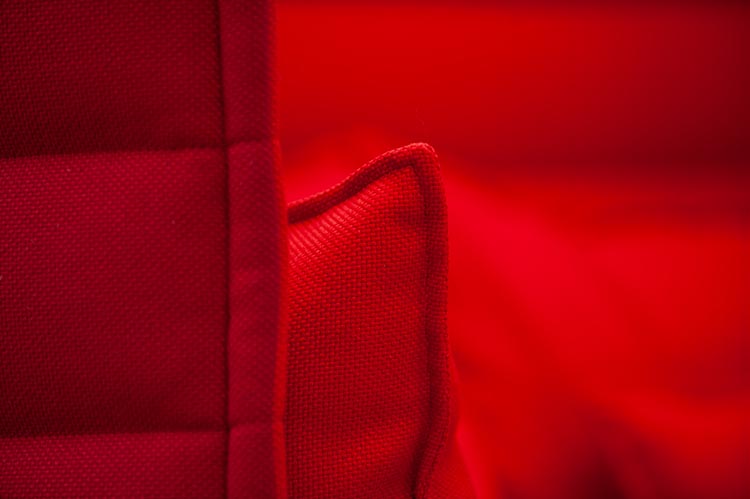 VITRA Alcove Sofa Banc 2 places design Ronan & Erwan Bouroullec B155xD88xH137 - tissu rouge et rouge foncé / chrome quatre pieds – Image 13