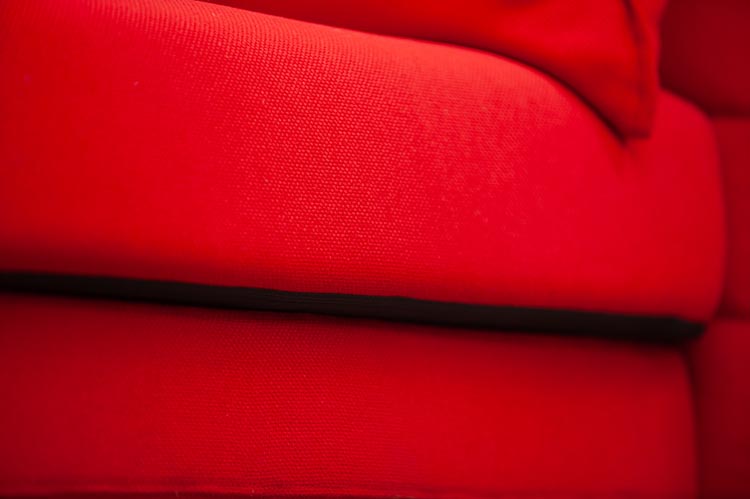 VITRA Alcove Sofa Banc 2 places design Ronan & Erwan Bouroullec B155xD88xH137 - tissu rouge et rouge foncé / chrome quatre pieds – Image 15