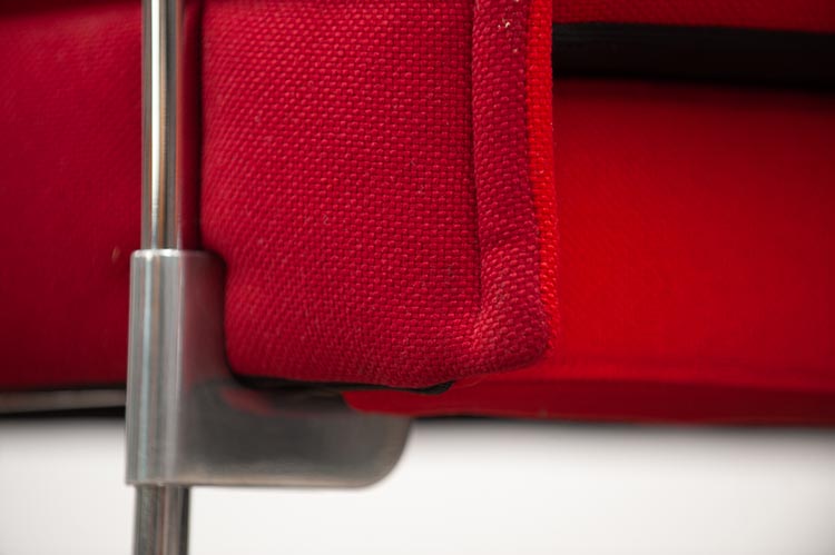 VITRA Alcove Sofa Banc 2 places design Ronan & Erwan Bouroullec B155xD88xH137 - tissu rouge et rouge foncé / chrome quatre pieds – Image 16