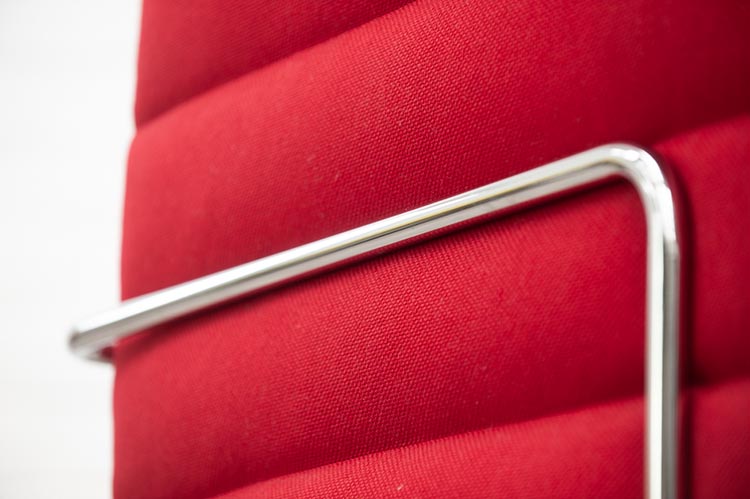 VITRA Alcove Sofa Banc 2 places design Ronan & Erwan Bouroullec B155xD88xH137 - tissu rouge et rouge foncé / chrome quatre pieds – Image 17
