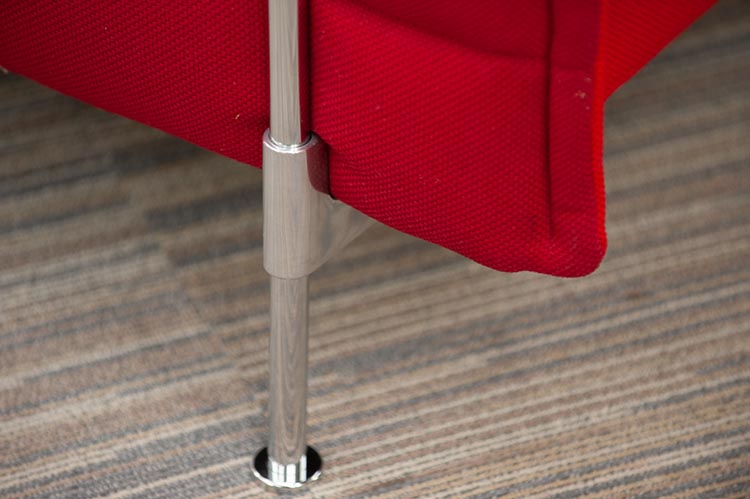 VITRA Alcove Sofa Banc 2 places design Ronan & Erwan Bouroullec B155xD88xH137 - tissu rouge et rouge foncé / chrome quatre pieds – Image 18