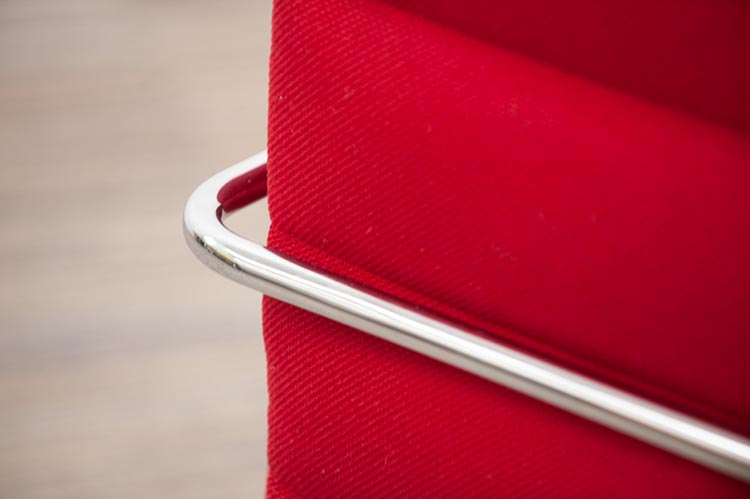 VITRA Alcove Sofa Banc 2 places design Ronan & Erwan Bouroullec B155xD88xH137 - tissu rouge et rouge foncé / chrome quatre pieds – Image 19