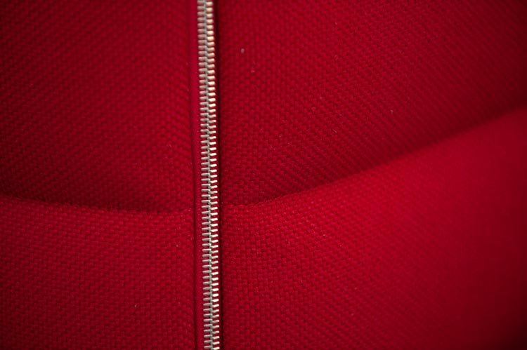 VITRA Alcove Sofa Banc 2 places design Ronan & Erwan Bouroullec B155xD88xH137 - tissu rouge et rouge foncé / chrome quatre pieds – Image 21