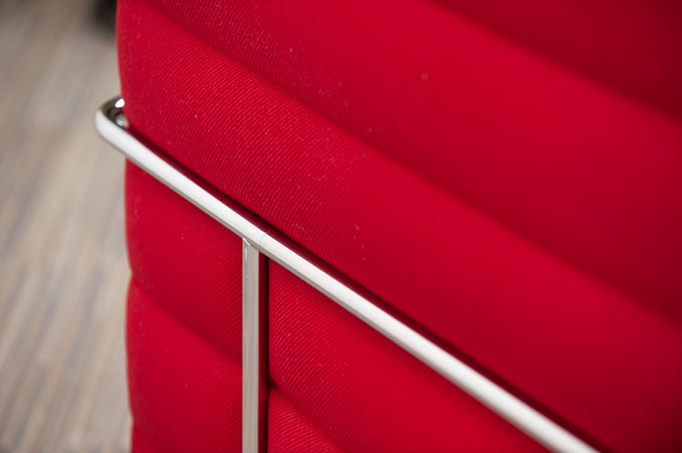 VITRA Alcove Sofa Banc 2 places design Ronan & Erwan Bouroullec B155xD88xH137 - tissu rouge et rouge foncé / chrome quatre pieds – Image 22