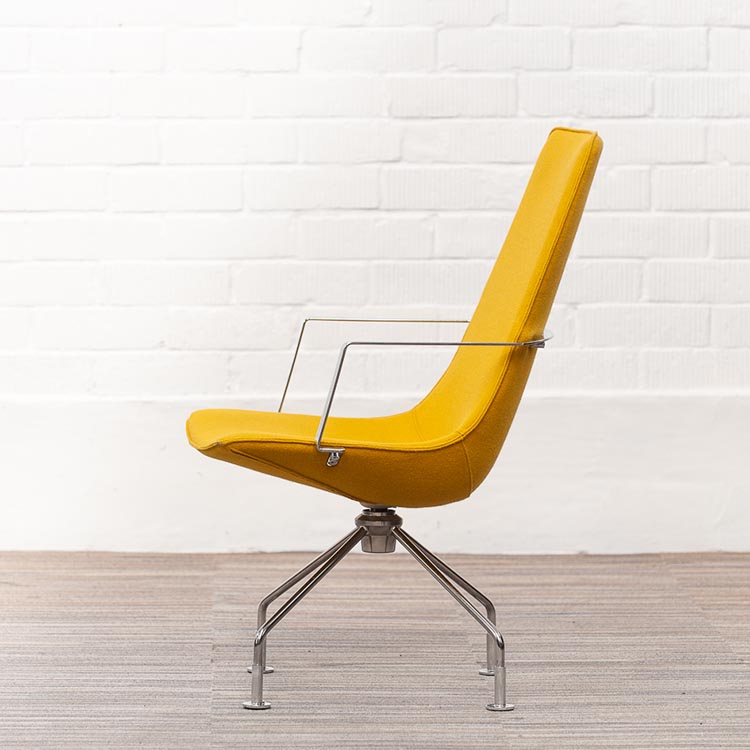LAMMHULTS Comet Easy Chair Chaise lounge design Gunilla Allard - tissu jaune ocre / chrome quatre pieds – Image 4