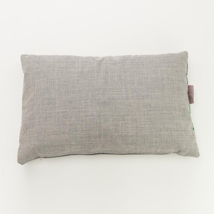 KUS-SEN Coussin design Susan van Heumen B60xL40 - tissus de différentes nuances de vert, de jaune et de grijs – Image 2