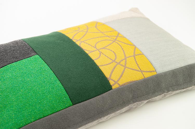 KUS-SEN Coussin design Susan van Heumen B60xL40 - tissus de différentes nuances de vert, de jaune et de grijs – Image 3