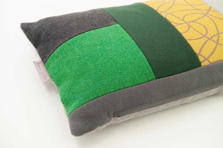 KUS-SEN Coussin design Susan van Heumen B60xL40 - tissus de différentes nuances de vert, de jaune et de grijs – Image 4