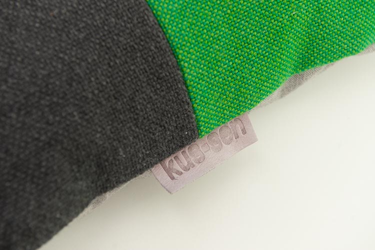 KUS-SEN Coussin design Susan van Heumen B60xL40 - tissus de différentes nuances de vert, de jaune et de grijs – Image 9
