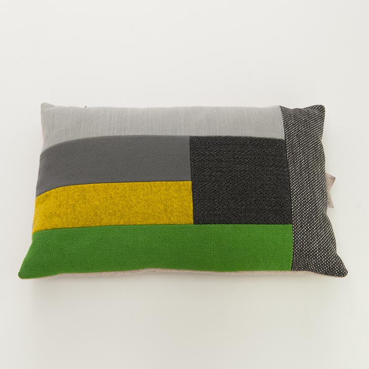 KUS-SEN Coussin design Susan van Heumen B60xL40 - différentes nuances de bleu / gris en tissu et en cuir