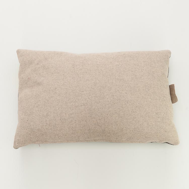 KUS-SEN Coussin design Susan van Heumen B60xL40 - différentes nuances de bleu / gris en tissu et en cuir – Image 2