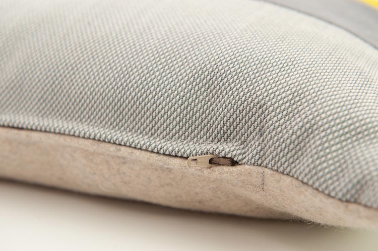 KUS-SEN Coussin design Susan van Heumen B60xL40 - différentes nuances de bleu / gris en tissu et en cuir – Image 6