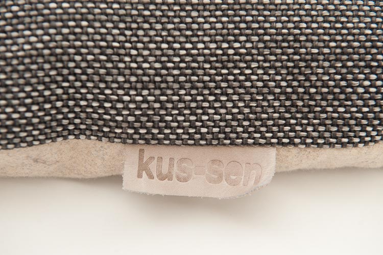 KUS-SEN Coussin design Susan van Heumen B60xL40 - différentes nuances de bleu / gris en tissu et en cuir – Image 9