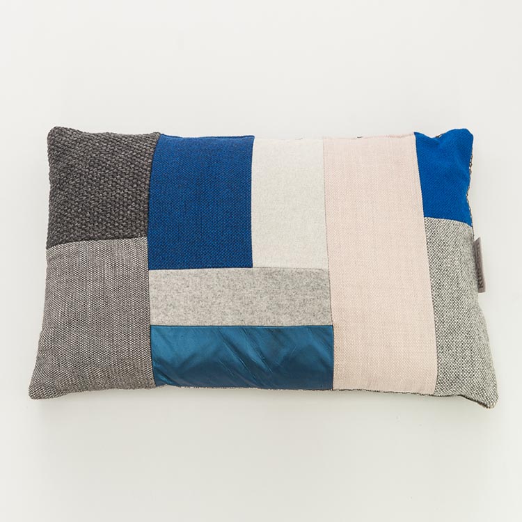 KUS-SEN Coussin design Susan van Heumen B60xL40 - différentes nuances de bleu / gris en tissu et en cuir