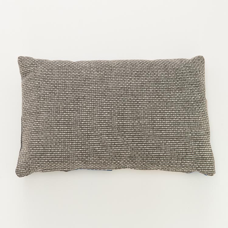 KUS-SEN Coussin design Susan van Heumen B60xL40 - différentes nuances de bleu / gris en tissu et en cuir – Image 2