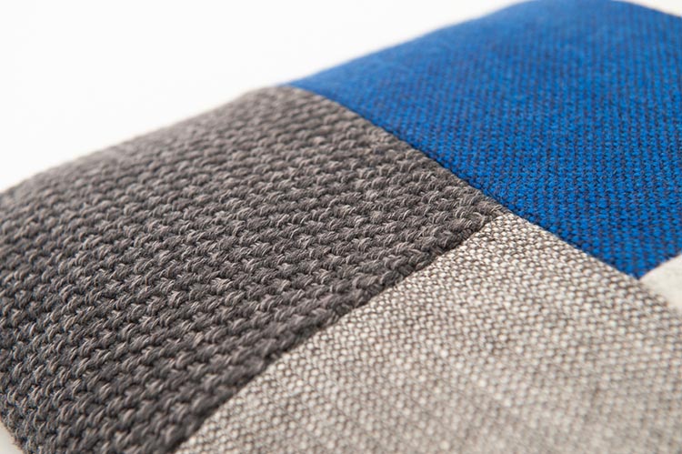 KUS-SEN Coussin design Susan van Heumen B60xL40 - différentes nuances de bleu / gris en tissu et en cuir – Image 3