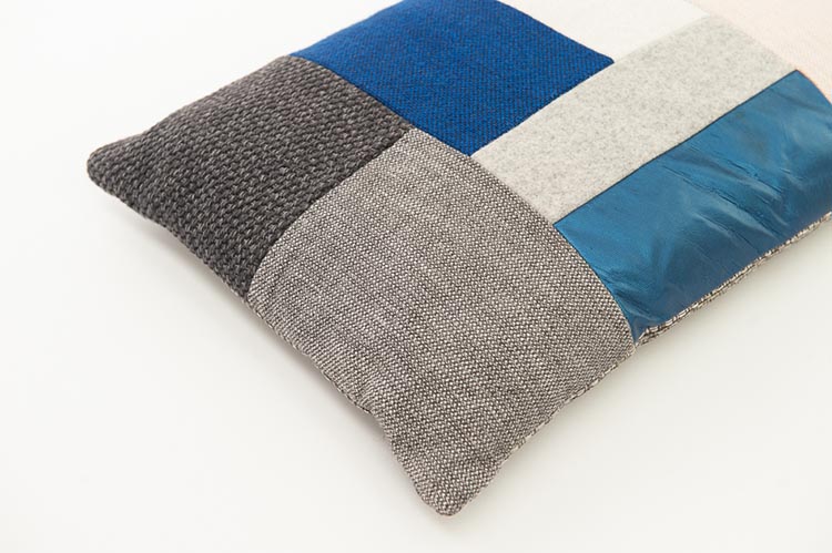 KUS-SEN Coussin design Susan van Heumen B60xL40 - différentes nuances de bleu / gris en tissu et en cuir – Image 4