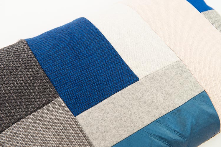 KUS-SEN Coussin design Susan van Heumen B60xL40 - différentes nuances de bleu / gris en tissu et en cuir – Image 5