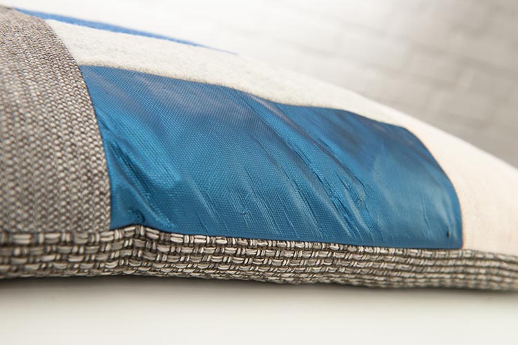 KUS-SEN Coussin design Susan van Heumen B60xL40 - différentes nuances de bleu / gris en tissu et en cuir – Image 6