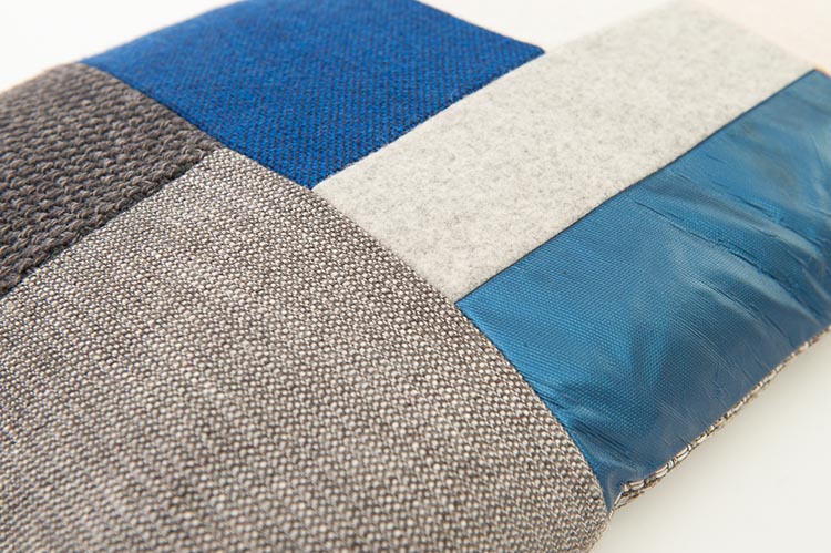 KUS-SEN Coussin design Susan van Heumen B60xL40 - différentes nuances de bleu / gris en tissu et en cuir – Image 7