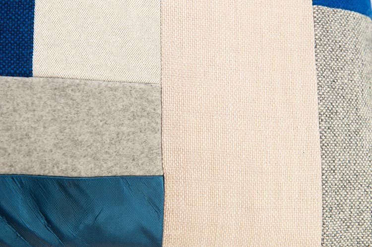 KUS-SEN Coussin design Susan van Heumen B60xL40 - différentes nuances de bleu / gris en tissu et en cuir – Image 8