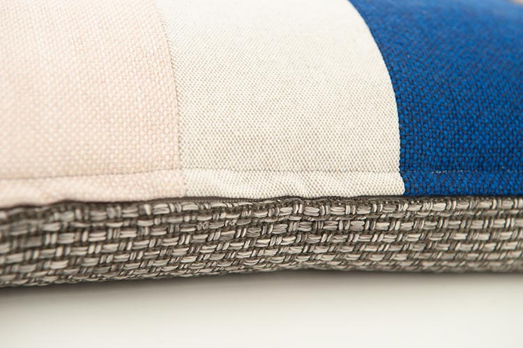 KUS-SEN Coussin design Susan van Heumen B60xL40 - différentes nuances de bleu / gris en tissu et en cuir – Image 9