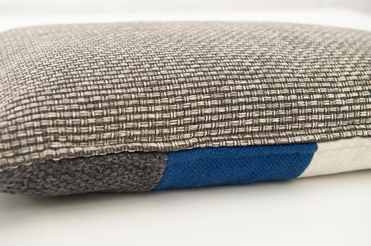 KUS-SEN Coussin design Susan van Heumen B60xL40 - différentes nuances de bleu / gris en tissu et en cuir – Image 10
