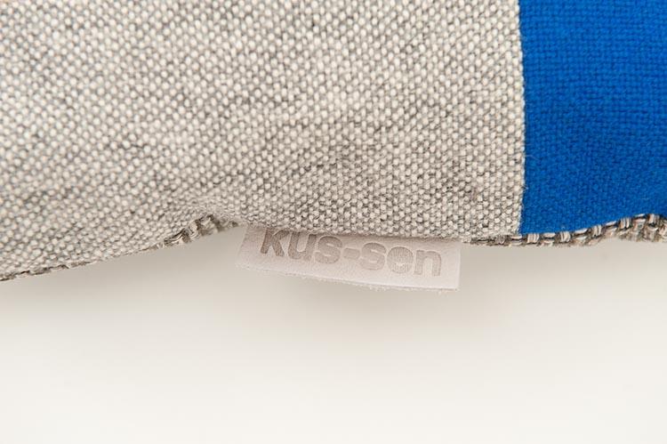 KUS-SEN Coussin design Susan van Heumen B60xL40 - différentes nuances de bleu / gris en tissu et en cuir – Image 11