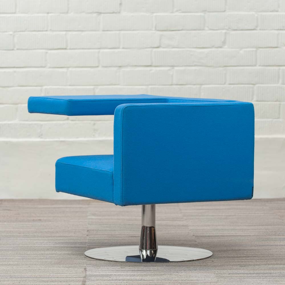 OFFECCT Solitaire Fauteuil design Alfredo Häberli - tissu bleu / chrome plaque de base – Image 4
