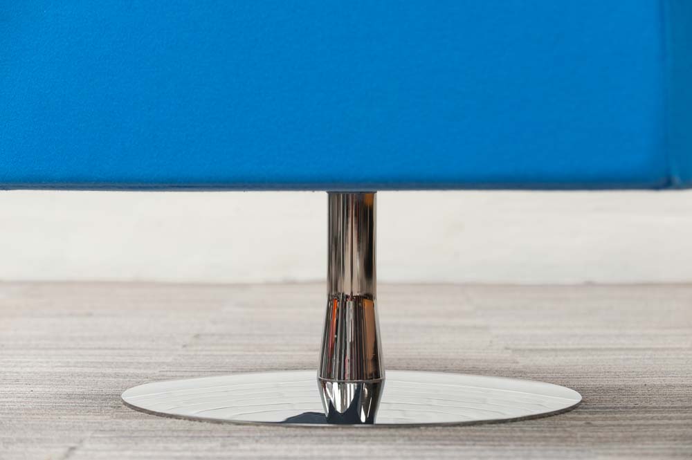 OFFECCT Solitaire Fauteuil design Alfredo Häberli - tissu bleu / chrome plaque de base – Image 26