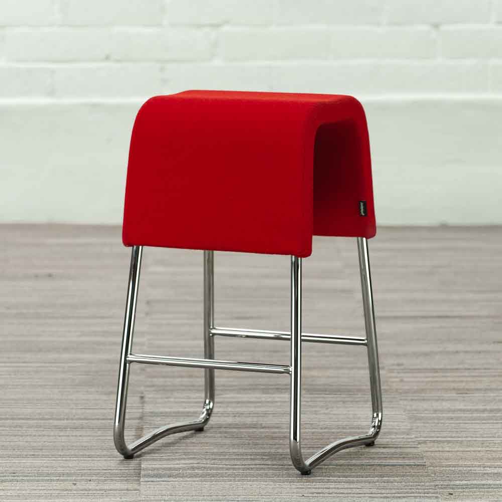 MATERIA Plint Tabouret - tissu rouge / chrome piètement traîneau – Image 2