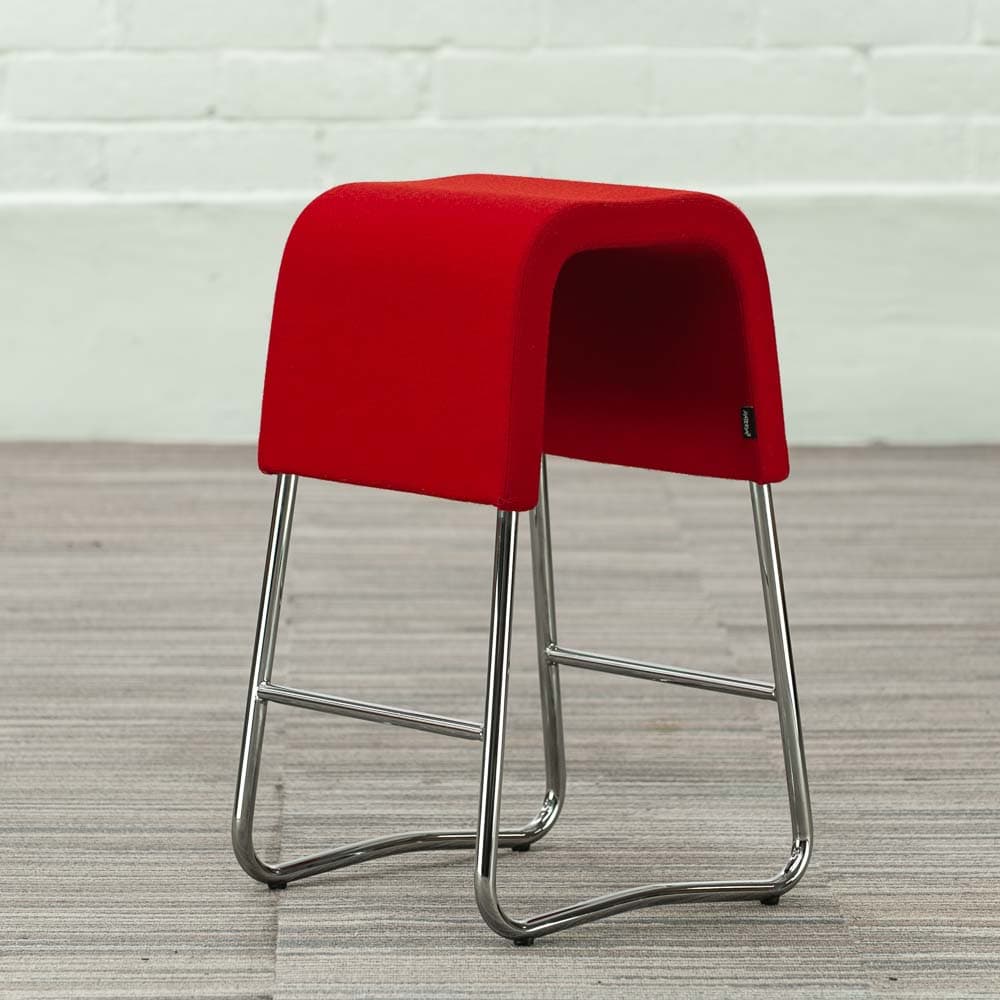MATERIA Plint Tabouret - tissu rouge / chrome piètement traîneau – Image 3