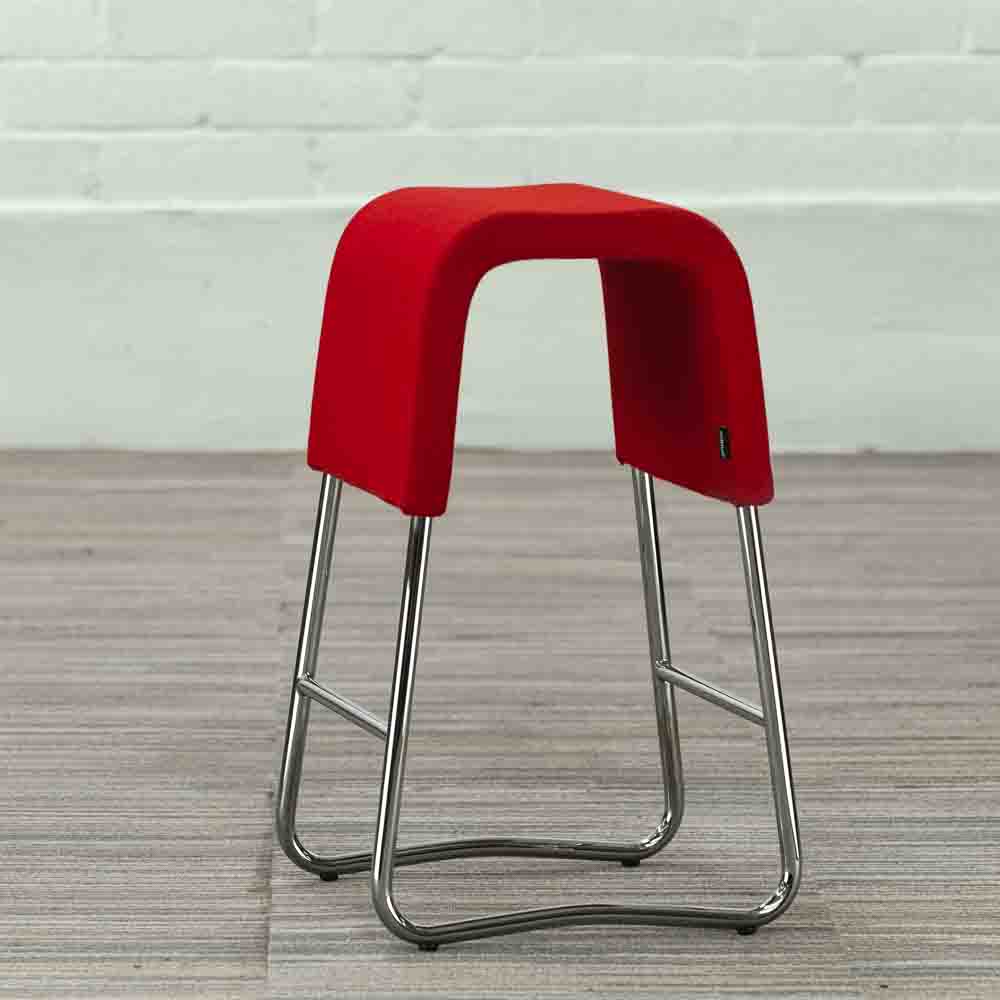 MATERIA Plint Tabouret - tissu rouge / chrome piètement traîneau – Image 4