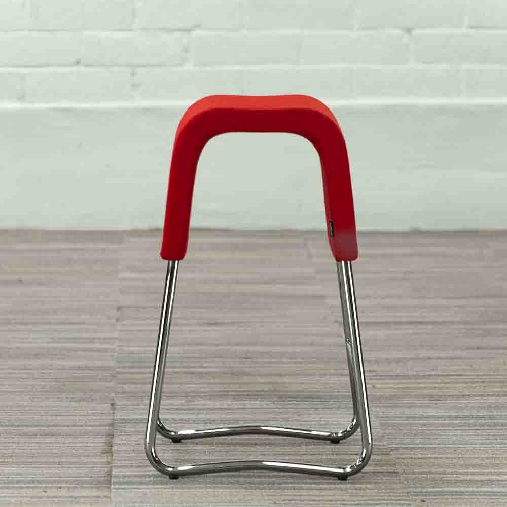 MATERIA Plint Tabouret - tissu rouge / chrome piètement traîneau – Image 5