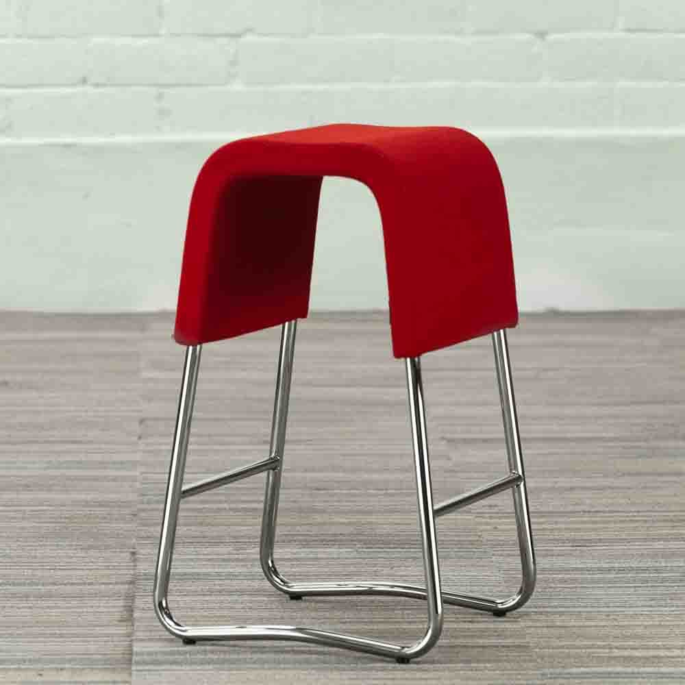 MATERIA Plint Tabouret - tissu rouge / chrome piètement traîneau – Image 6