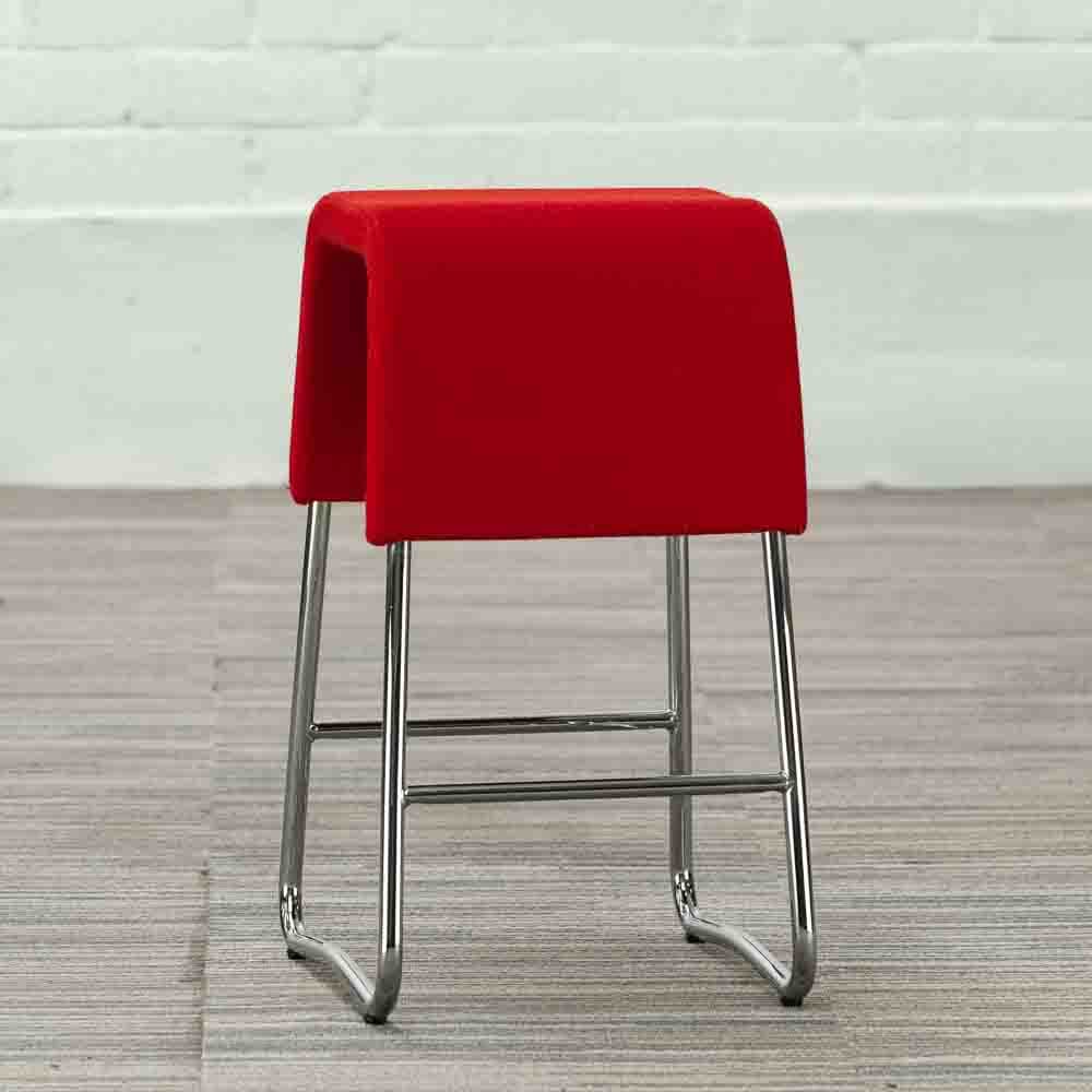 MATERIA Plint Tabouret - tissu rouge / chrome piètement traîneau – Image 9