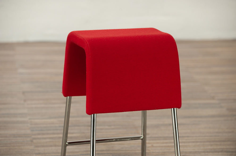 MATERIA Plint Tabouret - tissu rouge / chrome piètement traîneau – Image 10